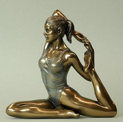 Beeldje vrouw in yoga positie - Bronskleurig - Eka Pada Rajahapitasana - beeldje - Hoogte 13 cm