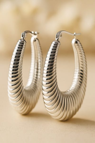 Lundholm Luxe Oorringen Groot | Oorbellen Dames Jewellery – Premium Stainless Steel – Zilver kleurige Statement Hoops (4,7 × 3,1 cm) – Waterproof & Hypoallergeen – My Elin Serie – Inclusief Luxe Geschenkverpakking | Cadeau voor Haar