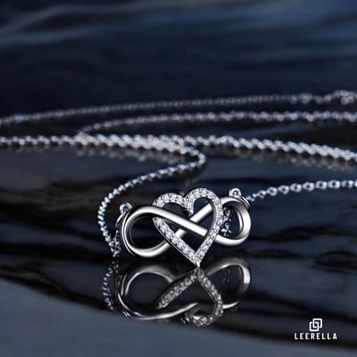 Leerella Elegante Infinity Hart Ketting in Zilverkleurig RVS met Sprankelende Zirkonia - Tijdloos Symbool van Liefde en Oneindigheid 40+5cm