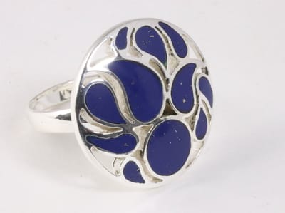 Ronde opengewerkte zilveren ring met lapis lazuli - maat 18.5