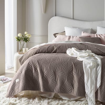 Elegante Bruine Sprei 200 x 220 cm - Veelzijdige Woondeken als Bedsprei of Banksprei - Fluweelzachte Quilt