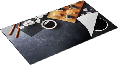 Chefcare Inductie Beschermer Sushi met Soja Saus op een Zwarte Marmeren Plaat - 90x50 cm - Afdekplaat Inductie - Kookplaat Beschermer - Inductie Mat
