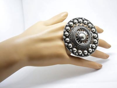 Zeeuws Meisje - Ring - Extravagante uitzonderlijk grote, Zeeuwse knop filigrain allergrootste statement ring 7 cm doorsnede, zwaar verzilverd, past altijd. Opvallend