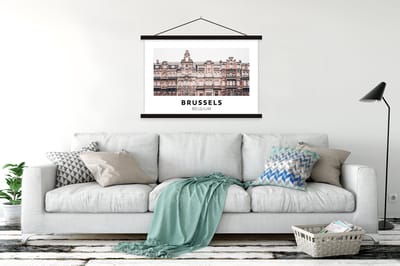 Posterhanger incl. Poster 120x80 cm - Schoolplaat - België - Brussel - Huizen - Textielposter - Zwarte latten
