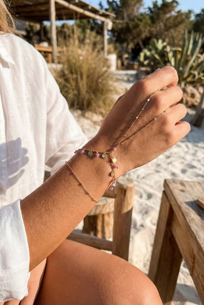 Lundholm Luxe Handsieraad - Hand Chain - Armband met Ring samen met Bedels - Premium Stainless Steel Gold PVD Plated - Handarmband Goud Kleurig Saar Serie - Scandinavisch Design