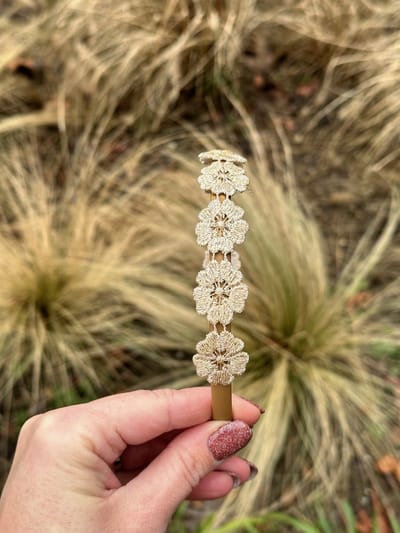 Diadeem - Meisjes diadeem - Haarband met kleine gouden bloem - Meisjes haarband - Haarbandjes - Haaraccessoires - Haaraccessoires voor meisjes - Handmade - Gouden diadeem - Bruiloft - Haaraccessoires Bruiloft - Cadeautje -