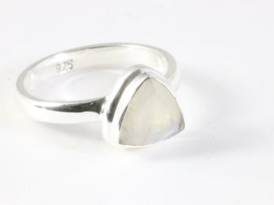 Hoogglans zilveren ring met regenboog maansteen - maat 19