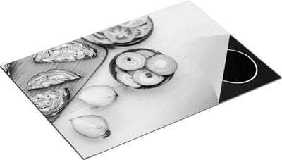 Chefcare Inductie Beschermer Gesneden Uien op een Witte Houten Tafel - Zwart Wit - 75x50 cm - Afdekplaat Inductie - Kookplaat Beschermer - Inductie Mat