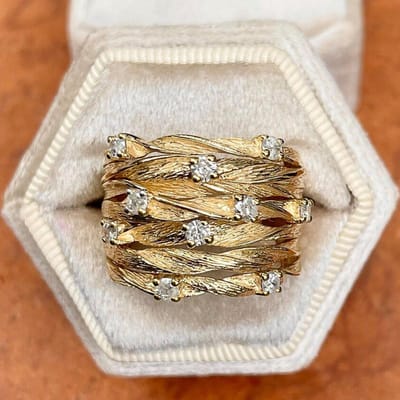 Huitan Kruisring voor Dames Verguld Mode Breed Bandontwerp Modern Trendy Vrouwelijke Vingeraccessoires Trouwsieraden 7 beige