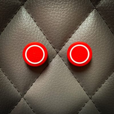 Pro Gaming Thumb Grips - geschikt voor Playstation (PS3, PS4, PS5), Xbox (360, One, X/S) & Nintendo Switch controllers - 1 set = 2 duimgrips - rood/wit