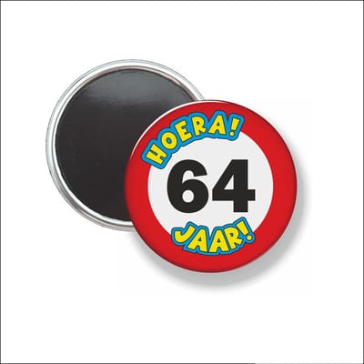 Button Met Magneet 58 MM - Hoera 64 Jaar - NIET VOOR KLEDING