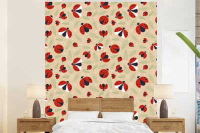 Behang - Fotobehang Lieveheersbeestje - Bladeren - Design - Breedte 225 cm x hoogte 280 cm