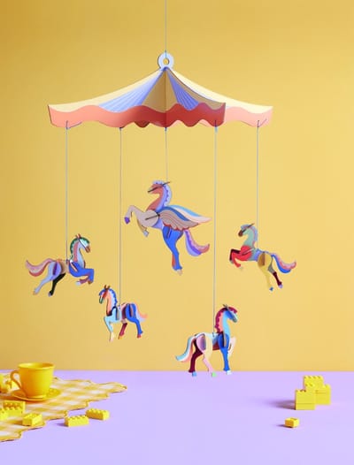 Mobiel - circus of the sun - paarden - studio Roof - vrolijk en kleurrijk