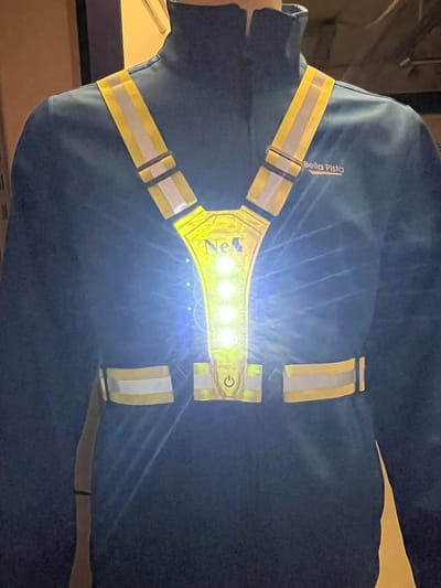 Nes - Hardloopvest oplaadbaar - Inclusief USB-C kabel - Hardloop Verlichting aan voor- en achterkant - Reflecterend - Running vest - Geel