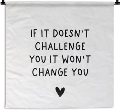 Wandkleed - Wanddoek - Engelse quote "If it doesn't challenge you it won't change you" tegen een witte achtergrond - 180x180 cm - Wandtapijt