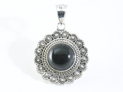 Ronde bewerkte zilveren hanger met onyx