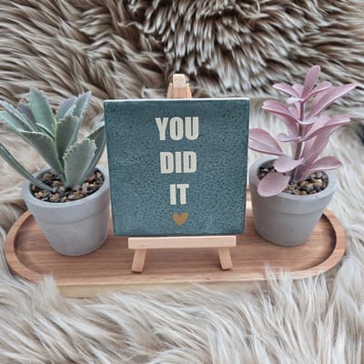 Robuust wenstegeltje “You did it” – 10x10 cm – Wanddecoratie & Cadeau – Cadeau Geslaagd – Trendy nu - Feest - Geslaagd - Rijbewijs, diploma of ander succes – Decoratief Tegeltje met Standaard – Cadeau Idee