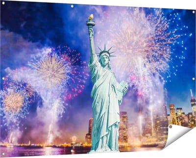 Gards Tuinposter Vrijheidsbeeld in New York met Vuurwerk - 150x100 cm - Tuindoek - Tuindecoratie - Wanddecoratie buiten - Tuinschilderij