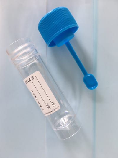 Darm test Ontlasting potje - Faeces beker - Poep Container- Poep Potje met scheplepel aan dop - voor Ontlasting onderzoek en Darm Test - Stevige schroefdop gegarandeerd lekvrij - Darmonderzoek - Onderzoek in laboratorium - Brievenbus-levering