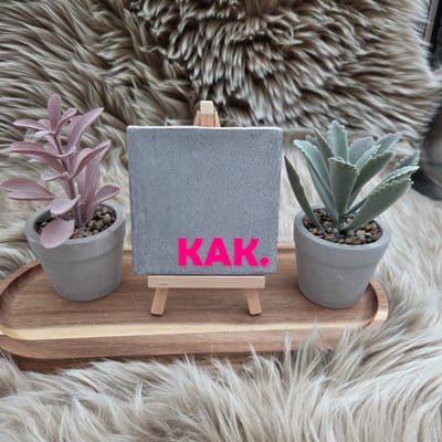 Robuust Wenstegeltje – “KAK.” – 10X10CM – Humoristisch Cadeau – Trendy nu – Cadeau voor Nieuwe Woning, Housewarming of voor vriend(in) – Sfeervol en Persoonlijk – Zomaar - Wc decoratie – Decoratief Tegeltje met Standaard – Cadeau Idee