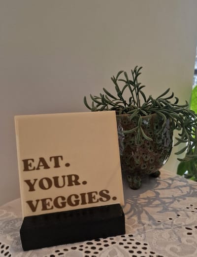 Tegeltje Eat Your Veggies - Hippe Spreuktegel - Keramisch - Tekst Tegel - Quote - Tegeltje met Print - Vegan - Vega - Fun - Humor - Cadeau - Kado