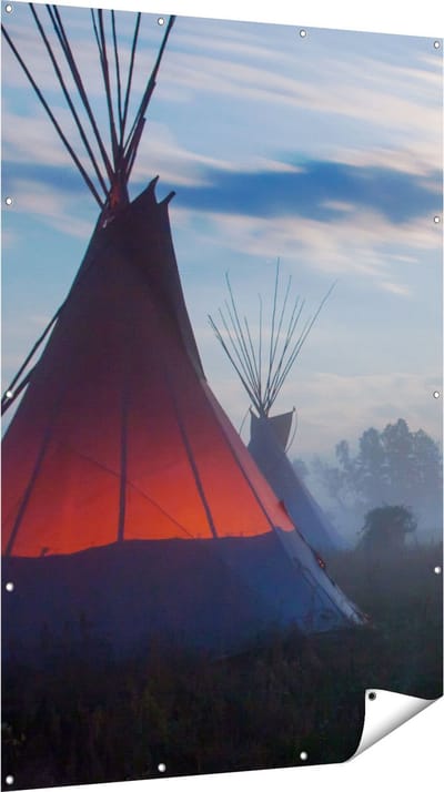 Gards Tuinposter Indianen Tipi in de Nacht tijdens de Mist - 120x180 cm - Tuindoek - Tuindecoratie - Wanddecoratie buiten - Tuinschilderij