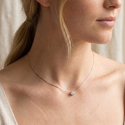 Lundholm Luxe Ketting Dames Zilver kleurig met Zirkonia Steen Hanger – Premium Stainless Steel – Minimalistische Zirkonia Ketting - Monique Serie - Moederdag Cadeautjes cadeau voor mama Bedankt Afscheid Collega Cadeau - Scandinavisch Design