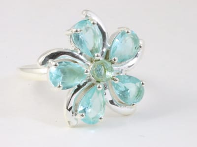 Hoogglans zilveren ring met blauwe topaas - maat 17