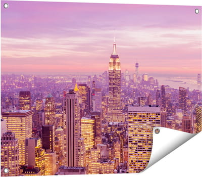 Gards Tuinposter New York Skyline met Lichten bij Zonsondergang - 80x60 cm - Tuindoek - Tuindecoratie - Wanddecoratie buiten - Tuinschilderij