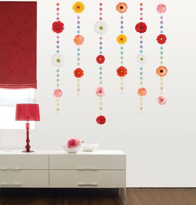 Decoratieve muurstickers met diverse bloemen en kleine kraaltjes.