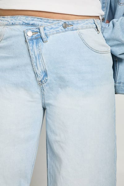 boohoo Dames Plus High Waist Crossover Tailleband Wijde Pijpen Jeans | Super Pale Wash | Maat: 16