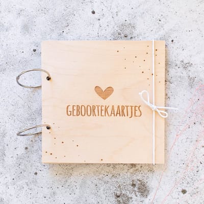 Houten bewaarbundel geboortekaarten | 20 x 20 cm | kaarten bewaarbundel hartje