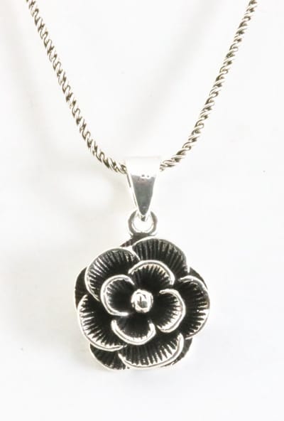 Zilveren roos hanger aan ketting