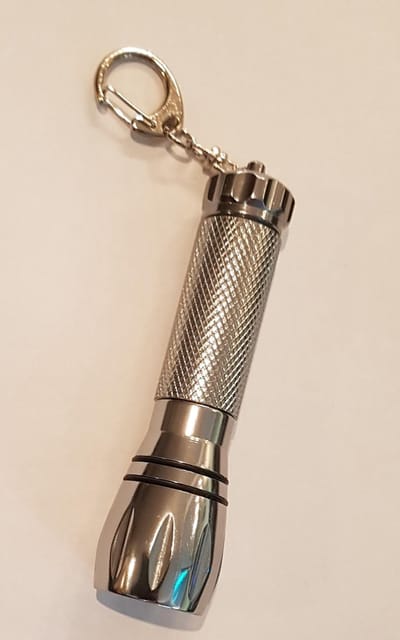 Dynamic Energy Mini zaklamp sleutelhanger - aluminium - inclusief batterijen