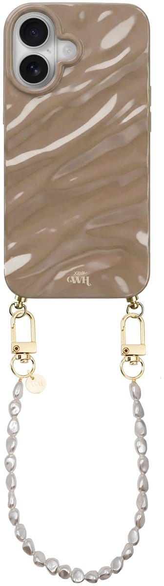 xoxo Wildhearts Glaze Cord Case Taupe - Geschikt voor iPhone 17 - Pearlfection - Kort koord - Glimmend siliconen telefoonhoesje met plooien - Dream hoesje met koord - Parelketting - Telefoonkoord