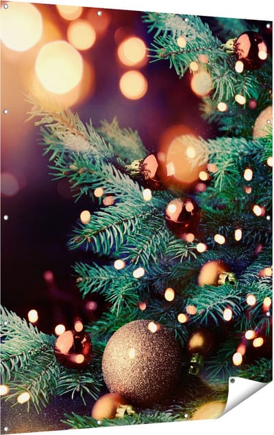 Gards Tuinposter Versierde Kerstboom met Lichtjes - 120x160 cm - Tuindoek - Tuindecoratie - Wanddecoratie buiten - Tuinschilderij