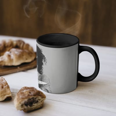 Magische Mok - Foto op Warmte Mokken - Koffiemok - Vrouw - Pasta - Zwart - Wit - Magic Mok - Beker - 350 ML - Theemok