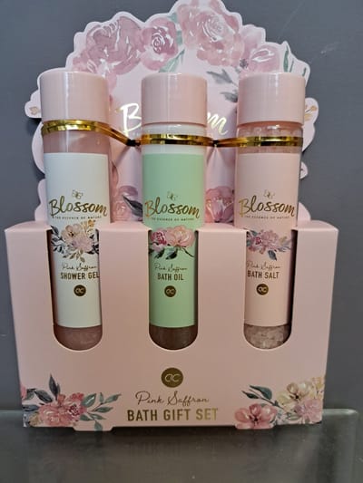 geschenk set vrouwen verjaardag - moeder dag - valentijn - kerst - leuk geschenk - vriendin- roze - - douche gel - body lotion - badzout - pink saffraan