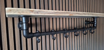 Hoexs - Wandkapstok Industrieel - Kapstop met Bovenplank - Steigerhout - Zwart - 90 Cm - 6 Haken - Decoratie - Inclusief Bevestigingsmateriaal