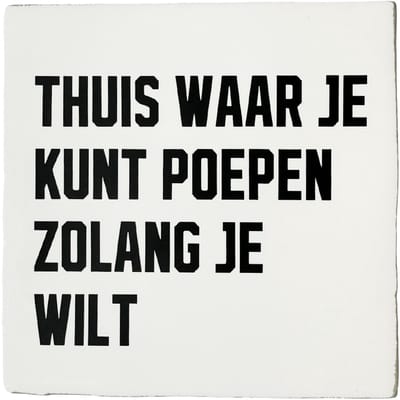 Snoes Spreuktegel Toilet – Thuis waar je kunt poepen zolang je wilt – Wit met Zwart – Inclusief Gratis Plakhaakje – Handgemaakt Keramiek – 10x10 cm – Grappig Cadeau – Minimalistische Woondecoratie