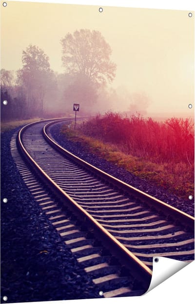 Gards Tuinposter Spoorweg Rails tijdens de Herfst met Mist - 90x120 cm - Tuindoek - Tuindecoratie - Wanddecoratie buiten - Tuinschilderij