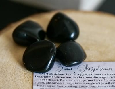 Zwart Obsidiaan gepolijste steen - edelstenen - Perfect cadeau voor vrouwen - Inclusief uitleg - Spiritueel - Black Obsydian - Bescherming - Aarden - Zelfontplooiing - Trauma's - 100% NATUURLIJK