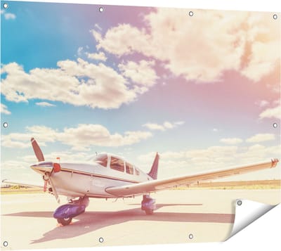Gards Tuinposter Gelande Vliegtuig op de Luchthaven - 120x90 cm - Tuindoek - Tuindecoratie - Wanddecoratie buiten - Tuinschilderij