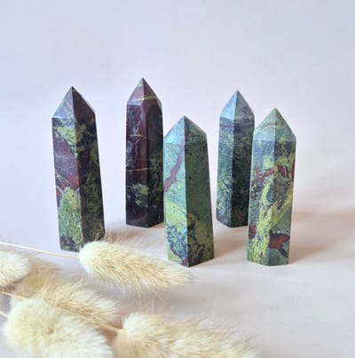 Edelsteen Dragonblood stone toren (7–9 cm) – moed, kracht & vitaliteit