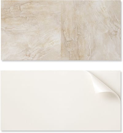 Zelfklevend vinylpaneel met print voor de badkamer, 100x50 cm, met natuursteenpatroon.