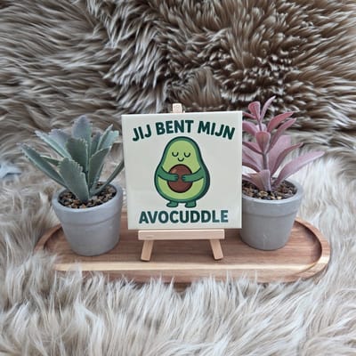 Wenstegel Jij Bent Mijn Avocuddle – Grappige Cadeautegel met Avocado – Liefdevol Cadeau voor Valentijn, Vriend of Vriendin – Zomaar – Trendy nu – Decoratief Tegeltje met Standaard – Cadeau Idee