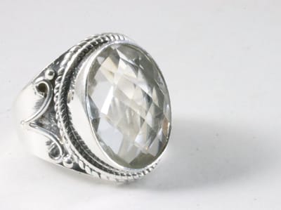 Bewerkte zilveren ring met bergkristal - maat 18.5