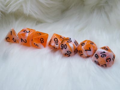 Polyset Dice | Dobbelstenen - Set Van 7 Stuks - Oranje Wit Marmer Parelmoer Zwart Doorzichtig Transparant | Voor D&D en Andere Rollenspellen | Plastic Dobbelstenen Set voor Dungeons and Dragons | Polyhedral Dice Set | Velvet Dice Bag voor 3 Sets