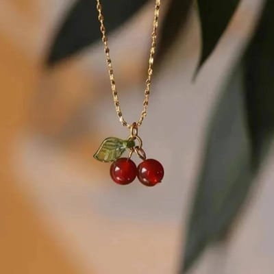 Collier de luxe avec pendentif cerise rouge pour femme, accessoire tendance, accessoire de fête, polyvalent, léger