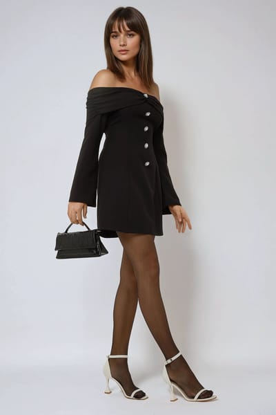 Exclusieve Aangepaste Off Shoulder Mini-jurk met Knopdetail